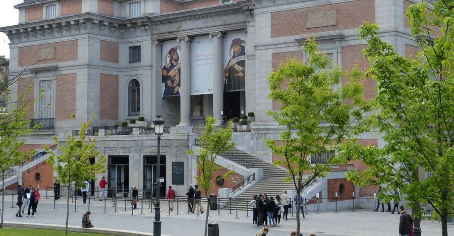 Madrid: Prado Museum Guided Tour With Fast Access - Entering the Prado and setting the pace