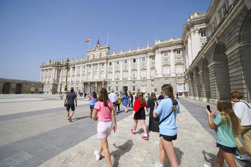 Madrid: Royal Palace Expert Guided Tour with Skip-the-Line - Why a guide changes the palace visit