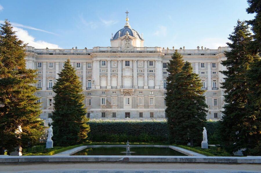 Madrid: Royal Palace Guided Tour with Skip-the-Line Entry - The guides and the quality of the explanation