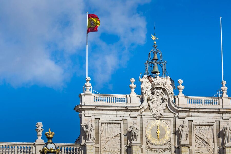 Madrid: Royal Palace Guided Tour with Skip-the-Line Entry - Meeting at Ópera and starting the tour