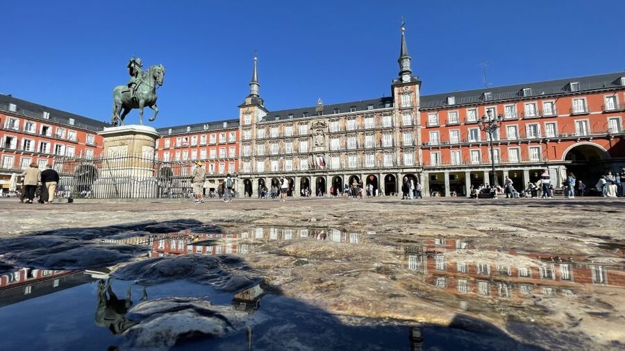 Madrid: Royal Palace Skip-the-Line Guided Tour - Plaza de Oriente and the approach to the palace