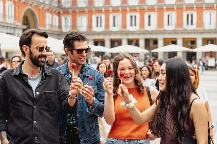 Madrid: Tapas Food Tour with Drinks and Food - Walking through La Latina with local context