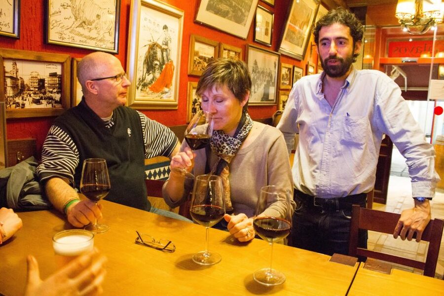 Madrid: Tapas & Wine Tasting Tour with Local Guide - Meeting at Santa Ana Square and entering Las Letras