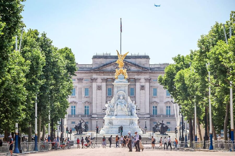 Madrid: Welcome to Madrid Guided Walking Tour in English - Three centuries of architecture at Plaza de la Villa