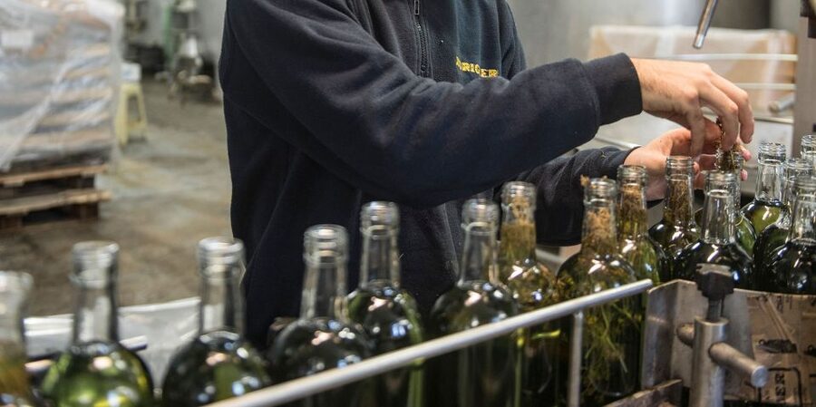 Mahón: Gin Distillery Tour with Tasting & Appetizers - Why Xoriguer gin matters in Mahón