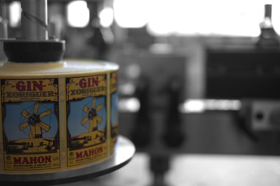 Mahón: Gin Distillery Tour with Tasting & Appetizers - The juniper stop and the climb upstairs