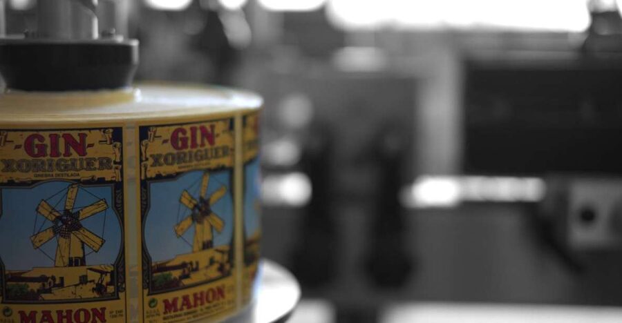 Mahón: Gin Distillery Tour with Tasting & Appetizers - What happens during the distillery visit