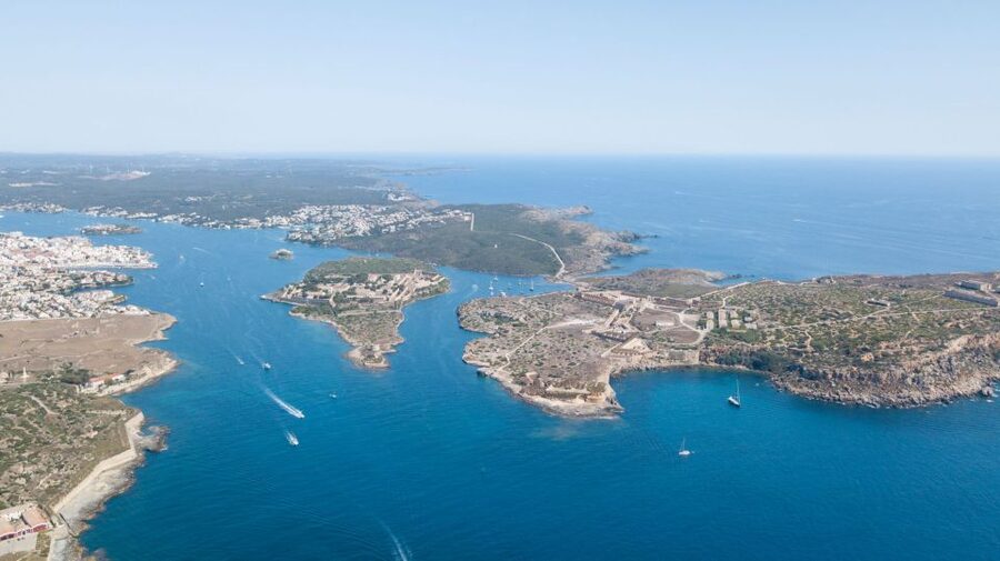Mahon: Harbor Boat Tour with Underwater Viewing & Commentary - Who will enjoy this Mahón boat tour most?