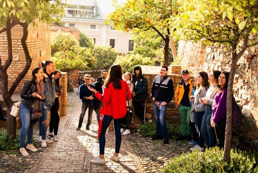 Málaga: Alcazaba and Roman Theatre Guided Tour With Entry - Entering the 11th-century Alcazaba