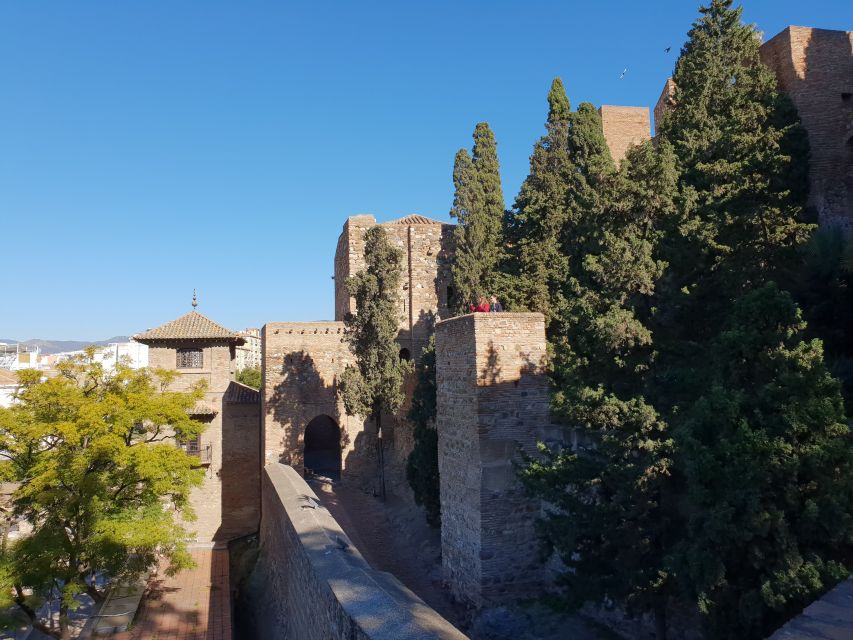 Málaga: Cathedral, Alcazaba, Roman Theater Walking Tour - Reaching the Alcazaba above Málaga