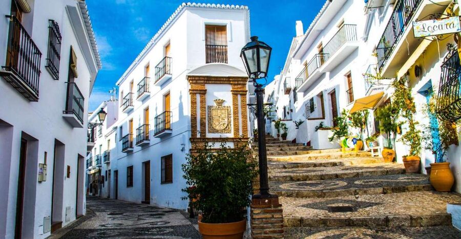 Malaga: Frigiliana & Nerja Tour with Local Product Tastings - The 15-minute tasting in a local bar