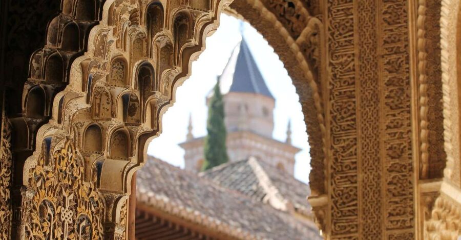 Malaga: Granada Day Trip with Alhambra, Palaces and Gardens - Entering the Nasrid Palaces