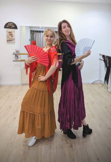 Málaga: Learn to dance flamenco rumba in 45 minutes - The first few minutes: warm-up and Spanish music