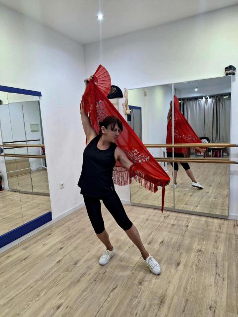 Málaga: Learn to dance flamenco rumba in 45 minutes - Building the short rumba choreography