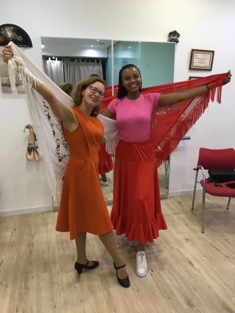 Málaga: Learn to dance flamenco rumba in 45 minutes - A friendly class for parties and couples