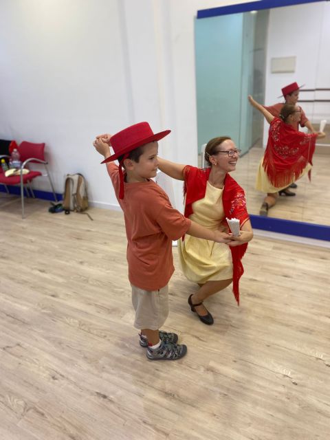 Málaga: Learn to dance flamenco rumba in 45 minutes - Heat, space, and other small drawbacks