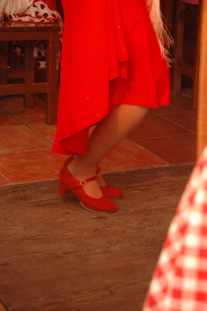 Málaga: Learn to dance flamenco rumba in 45 minutes - Finding Galerías Goya on Calle Calderería