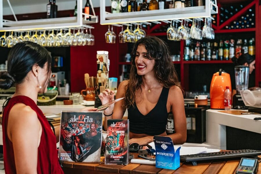 Málaga: Live Flamenco Show at Flamenco Alegría - Singing and guitar bring the emotional weight
