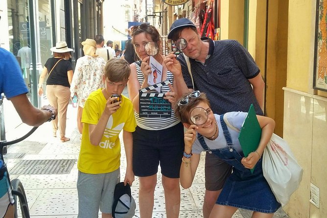 Málaga: Private Sightseeing Treasure Hunt - The Pericón Garden and Carmen Thyssen Museum