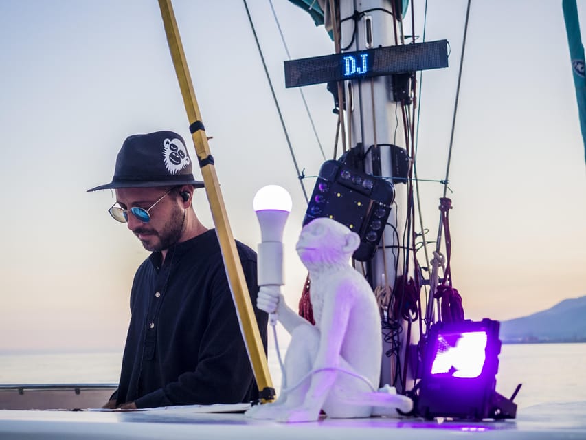 Malaga: Sailing Catamaran Sunset Cruise with Live DJ & Drink - When a relaxed cruise becomes a small party