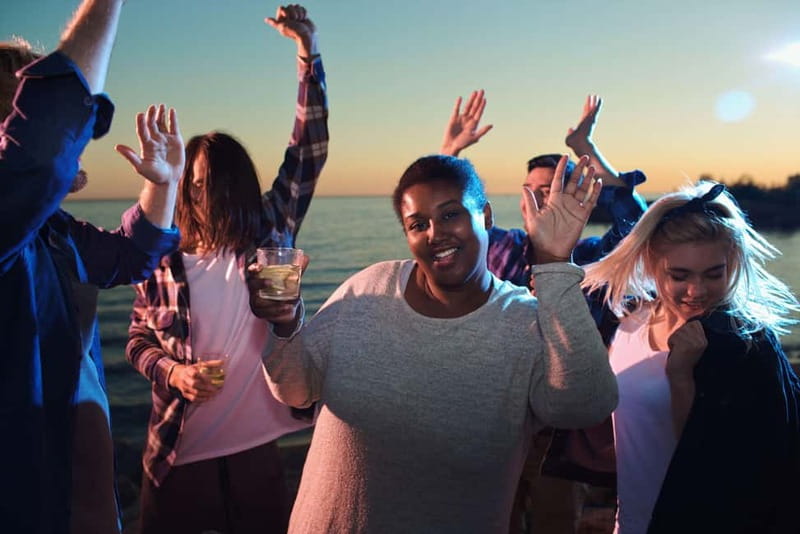 Malaga: Sailing Catamaran Sunset Cruise with Live DJ & Drink - Who should book this cruise?