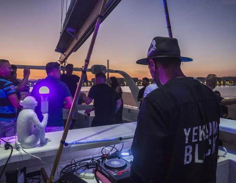 Malaga: Sailing Catamaran Sunset Cruise with Live DJ & Drink - Finding your place on the catamaran