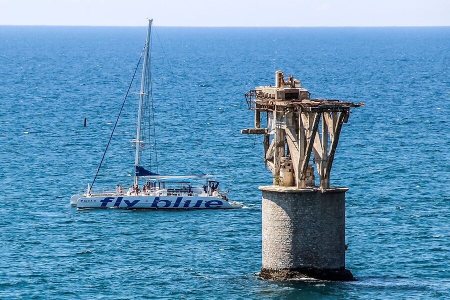 Málaga: Scenic Catamaran Cruise - Following the coast from Muelle Uno