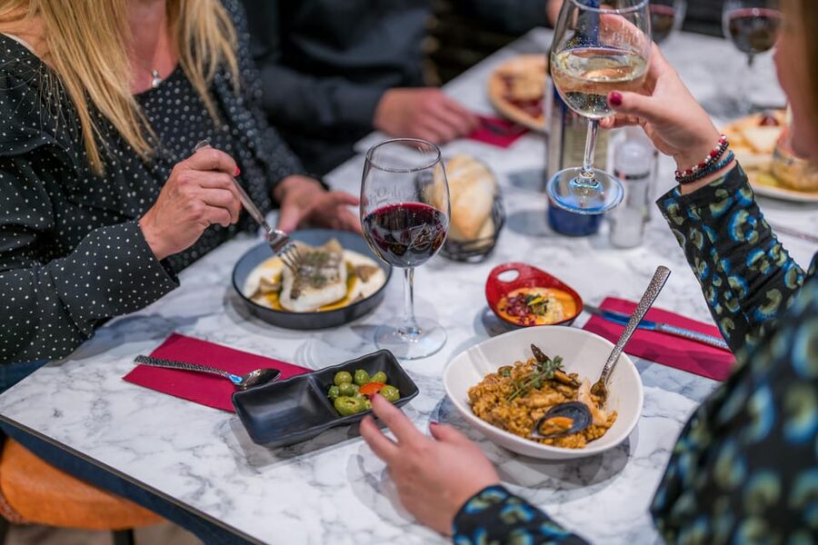 Malaga: Show and Food at Alegría Flamenco and Restaurant - Choosing between the chef menu and tapas