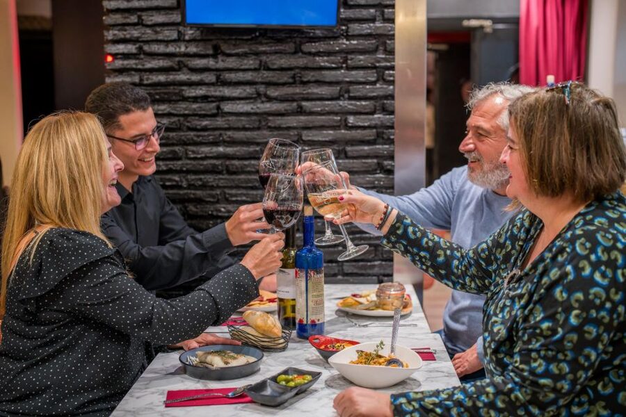 Malaga: Show and Food at Alegría Flamenco and Restaurant - Dinner first, flamenco second