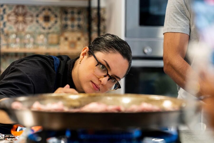 Málaga: Spanish Cooking Workshop with Paella and Sangria - Meeting Laura and Diego in the kitchen