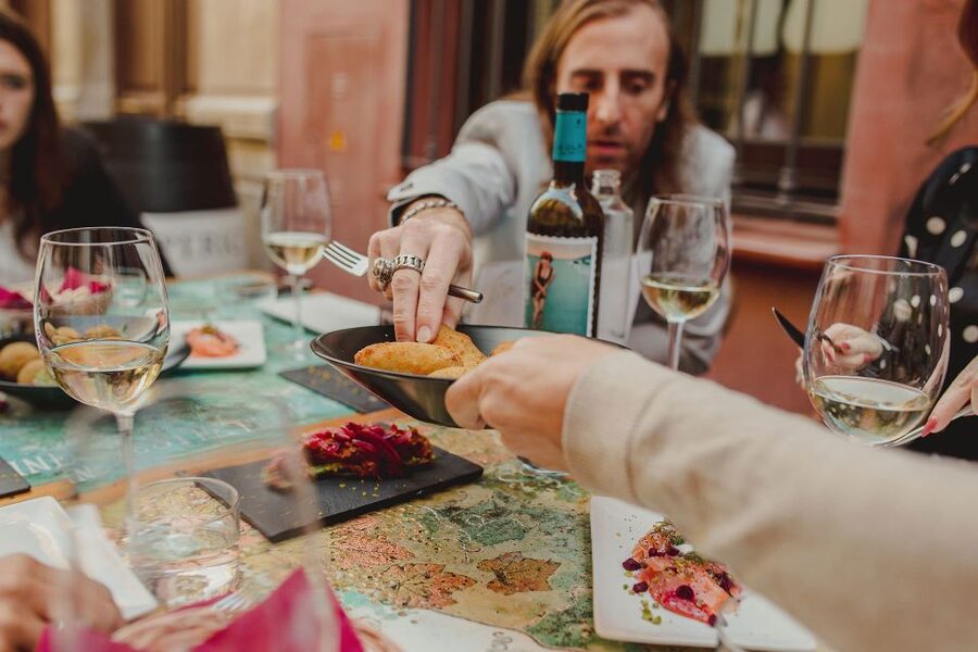 Malaga: Tapas Crawl - Stop one: a 45-minute introduction over tapas and drinks