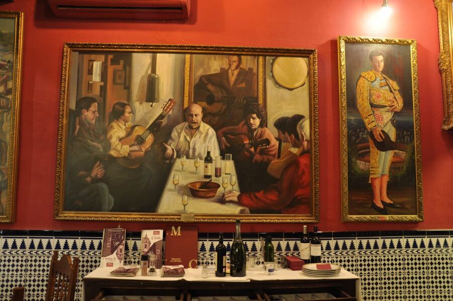 Málaga: Wine & Tapas Tour - The guides make the route feel local
