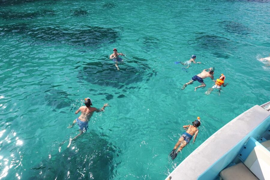 Mallorca: Catamaran Coastal Cruise with Lunch - What the guide and crew add