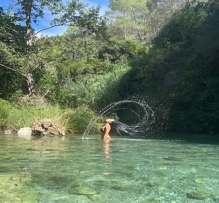 Montanejos Thermal Springs and Waterfall, food included - The first 45 minutes: road time with a guide