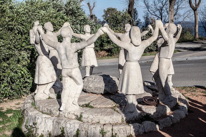 Montjuïc Walking Tour With Optional Flamenco Show - The green paths of Laribal Gardens