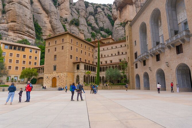 Montserrat: Cog-Wheel, Basilica, Black Madonna & Licor Tasting - The 15-minute ride on the Cremallera
