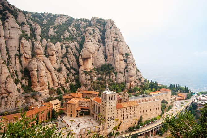 Montserrat: Cog-Wheel, Basilica, Black Madonna & Licor Tasting - The audiovisual room, museum, and free time