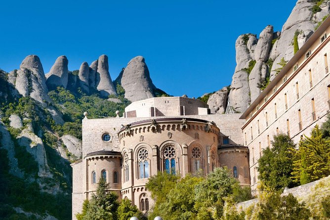 Montserrat: Cog-Wheel, Basilica, Black Madonna & Licor Tasting - What the guides add to the visit