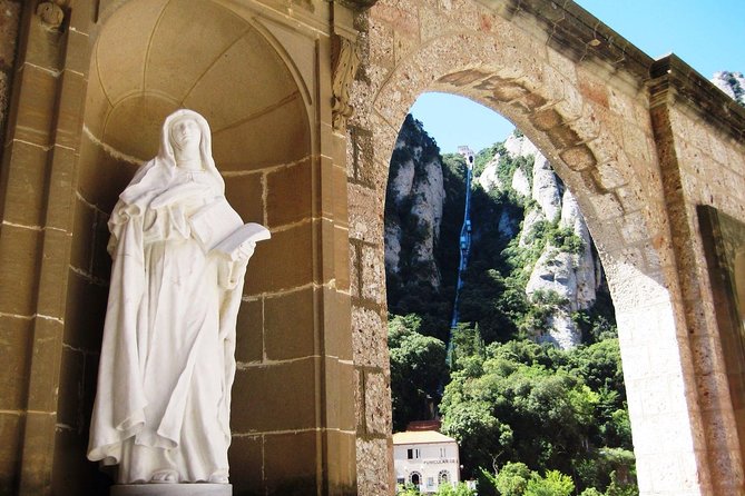 Montserrat: Cog-Wheel, Basilica, Black Madonna & Licor Tasting - Leaving Barcelona at 8:00 am