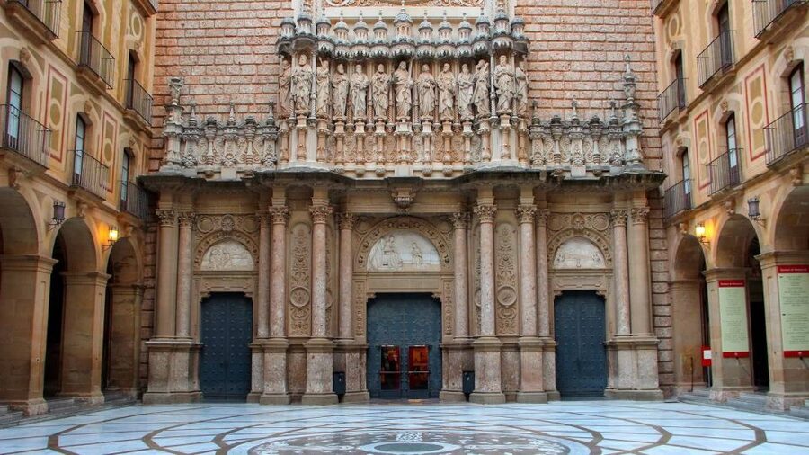 Montserrat: Morning or Afternoon Half-Day Trip with Pickup - Inside Santa Maria de Montserrat and the Basilica