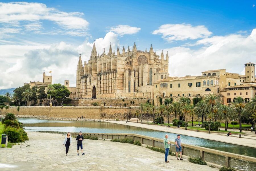 Palma: Cathedral of Mallorca Skip-the-Line Entry Ticket - Inside the three naves
