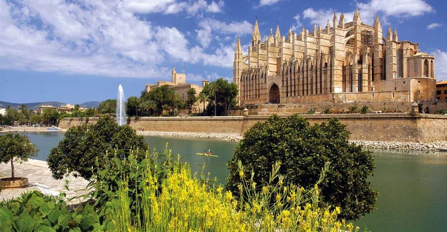 Palma de Mallorca: City Walking Tour with The Cathedral - Mallorcan manor patios and the details you could miss