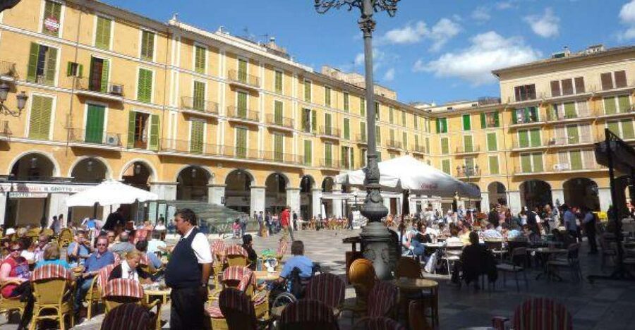 Palma de Mallorca: Guided Tour of the Old Town - Guides Maja and Yvonne bring the history to life