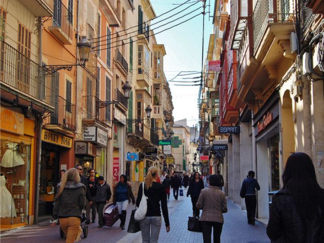 Palma de Mallorca: Guided Tour of the Old Town - Plaça Cort, government buildings, and civic Palma