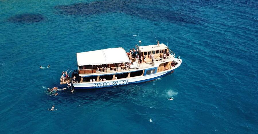 Palma de Mallorca: Palma Bay Boat Tour with Snorkeling - Pizza, drinks, and the onboard bar