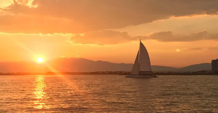 Palma de Mallorca: Sunset Sailing Catamaran Trip with Drink - Sailing through the Bay of Palma