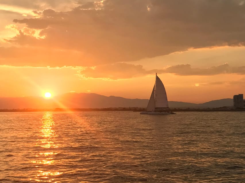 Palma de Mallorca: Sunset Sailing Catamaran Trip with Drink - A drink, light snacks, and music