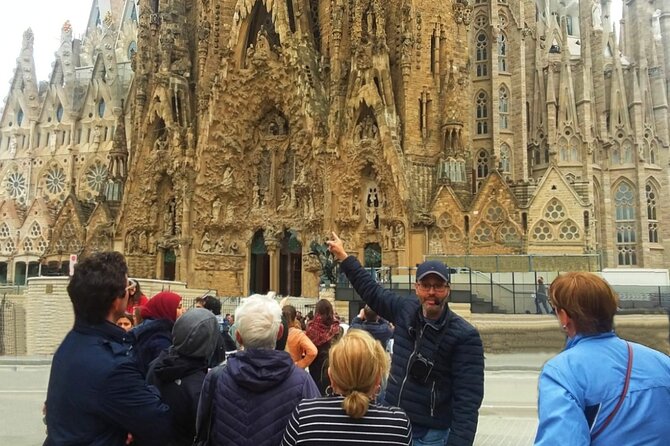 Park Guell and Sagrada Familia Private Tour with Hotel pick-up - Walking through the Gothic Quarter