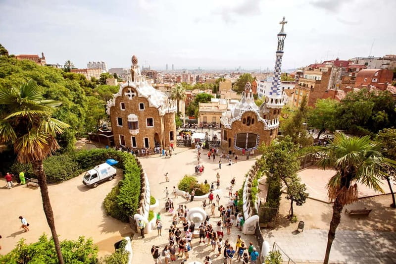 Park Güell: Guided Tour with Optional Gaudí Experience Entry - Walking through the Monumental area