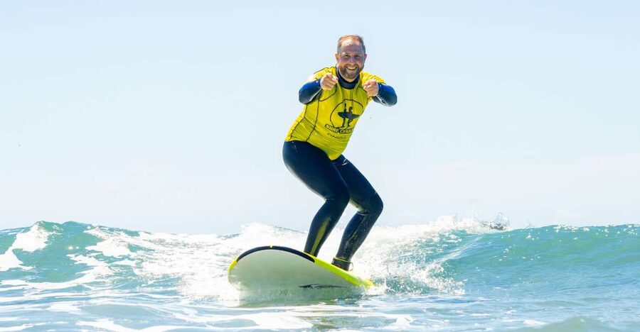 Playa del Inglés Maspalomas: High Quality Surf Classes - Getting into the wetsuit and onto the board